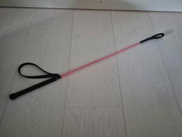 Roze zweepje paardrijden beschikbaar voor biedingen
