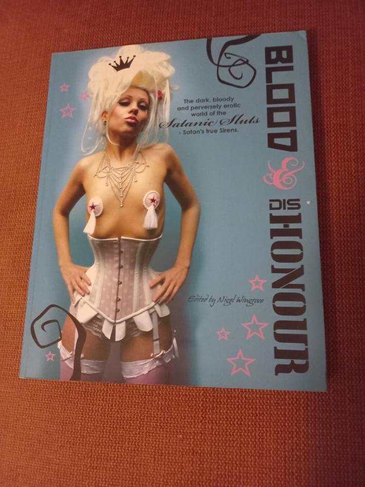 Fotoboek  Blood & Dishonour - Nigel Wingrove, Boeken, Kunst en Cultuur | Fotografie en Design, Zo goed als nieuw, Fotografie algemeen