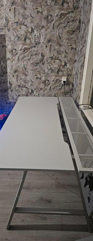 IKEA UTESPELARE Gamebureau - Zo goed als nieuw!, Huis en Inrichting, Bureaus, Zo goed als nieuw, Bureau, In hoogte verstelbaar