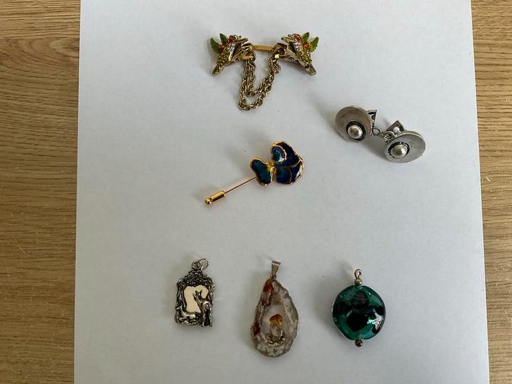 Broche set: vest clips, pin en hangers, Sieraden, Tassen en Uiterlijk, Broches, Gebruikt, Overige materialen, Overige kleuren