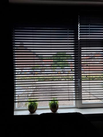 Zwarte bamboe shutters met houtnerf beschikbaar voor biedingen