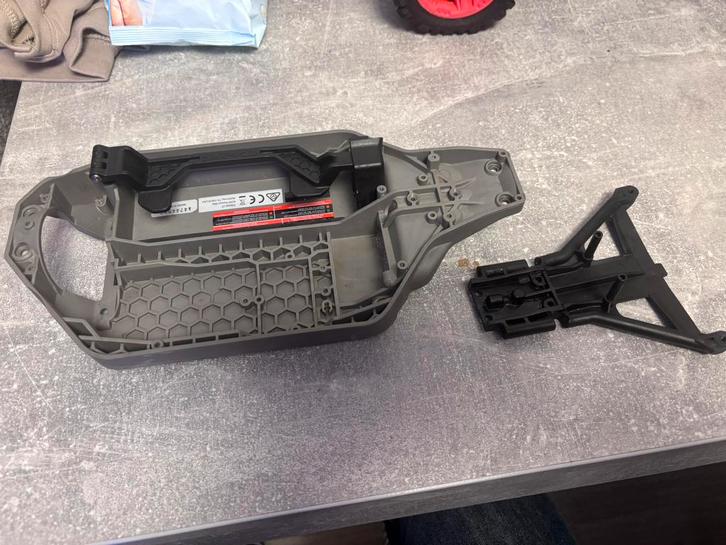 Chassis traxxas rustler 4x4 vxl met bulkhead & accuhouder, Hobby en Vrije tijd, Modelbouw | Radiografisch | Auto's, Zo goed als nieuw