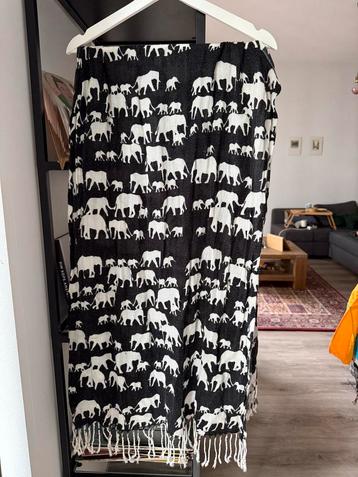 Zwarte sjaal met olifantenprint beschikbaar voor biedingen