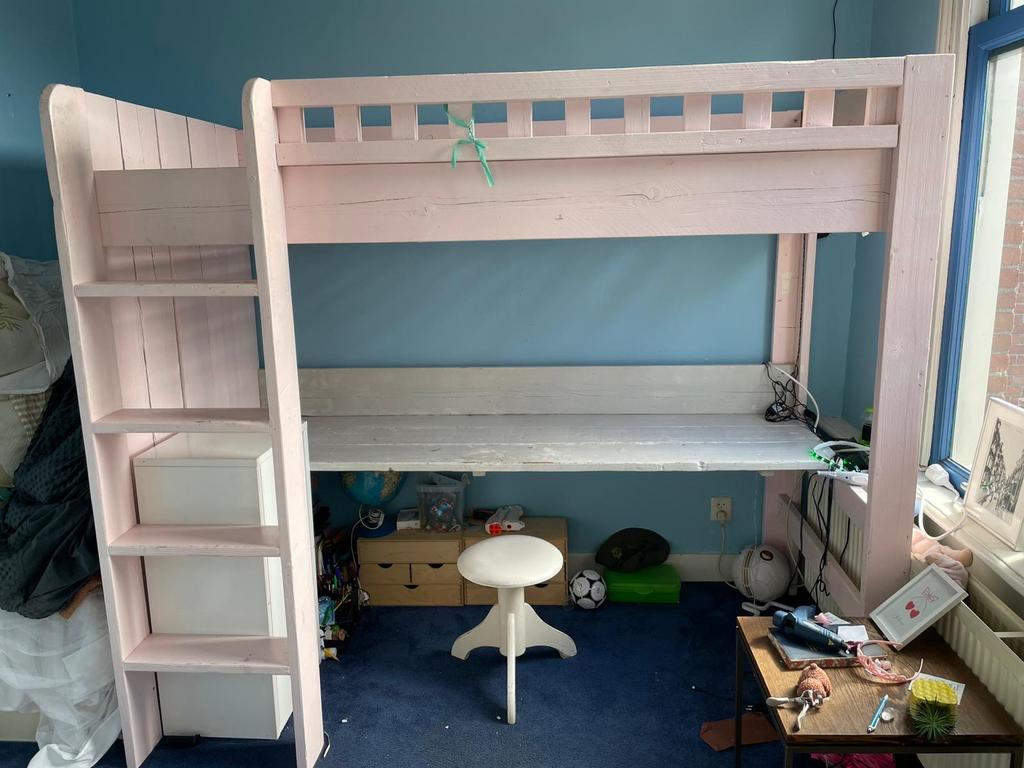 Hoogslaper met bureau van steigerhout Jorg roze / grijs, Kinderen en Baby's, Kinderkamer | Stapelbedden en Hoogslapers, Gebruikt
