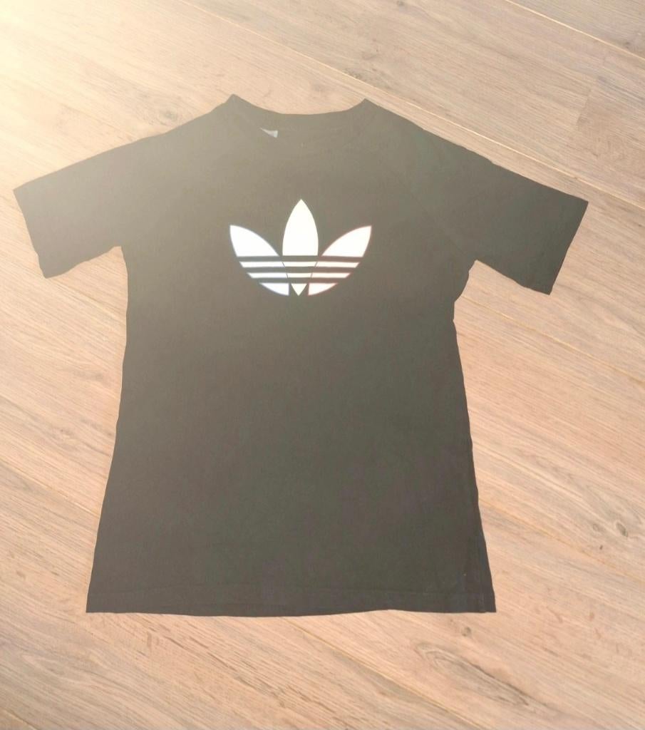 Adidas shirt zwart print wit maat 140, Kinderen en Baby's, Kinderkleding | Maat 140, Adidas, Gebruikt, Ophalen of Verzenden, Shirt of Longsleeve