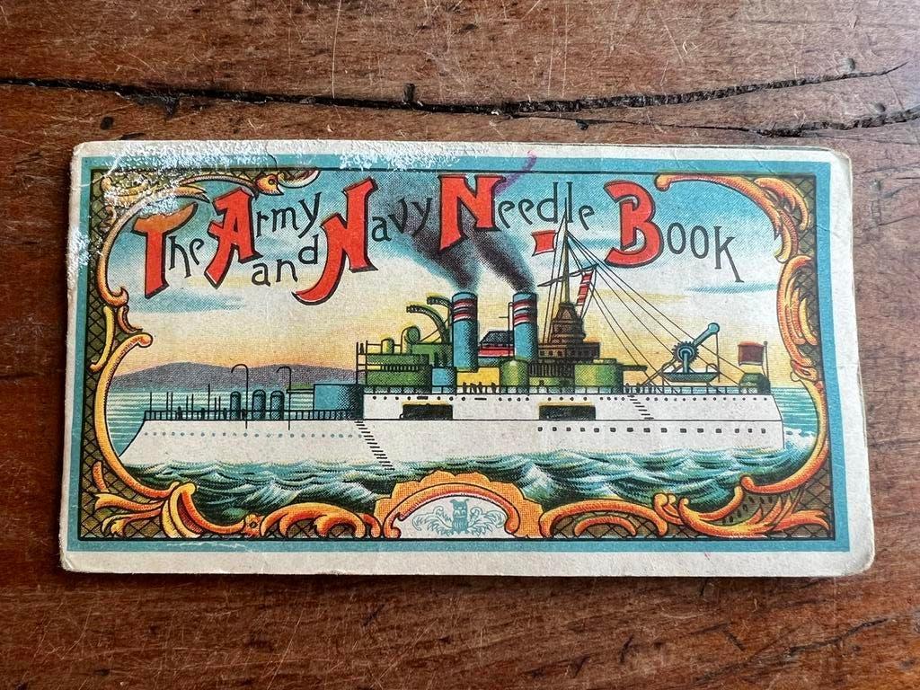 WO2 Amerikaans The Army Navy Needle Book compleet uniform, Verzamelen, Militaria | Tweede Wereldoorlog, Ophalen of Verzenden, Marine
