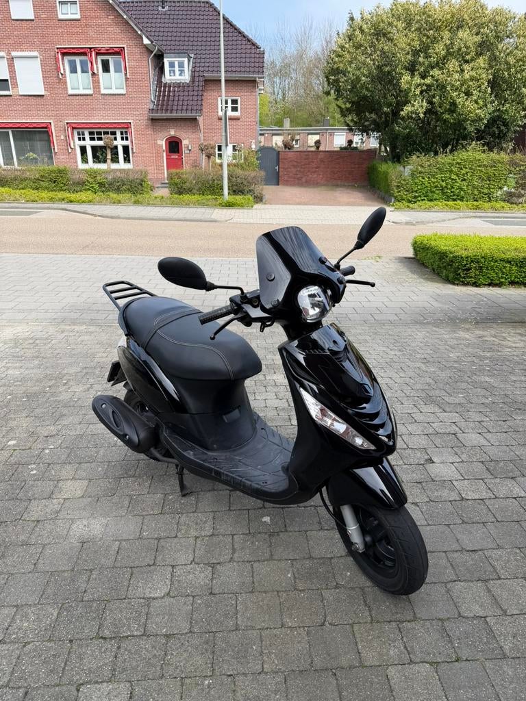 Piaggo zip 2017, Fietsen en Brommers, Scooters | Piaggio, Zo goed als nieuw, Zip, Benzine, Ophalen