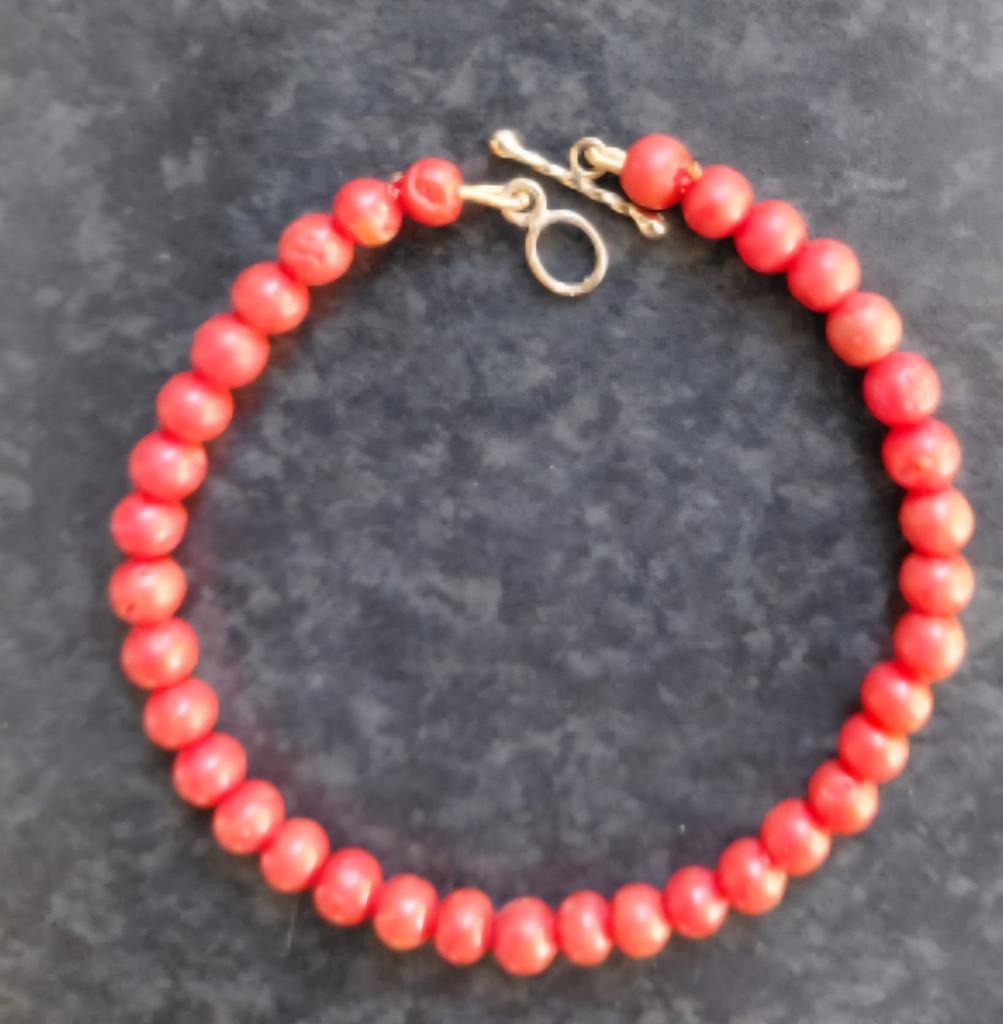 Antieke bloedkoralen armband 18cm met gouden kapittelstokje, Sieraden, Tassen en Uiterlijk, Antieke sieraden, Ophalen of Verzenden