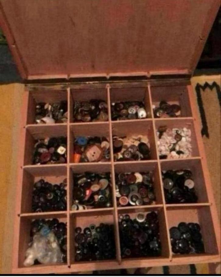 Oude Houten Kist met of zonder Knopen gevuld of bak Knopen, Hobby en Vrije tijd, Naaien en Fournituren, Zo goed als nieuw, Knoop of Knopen