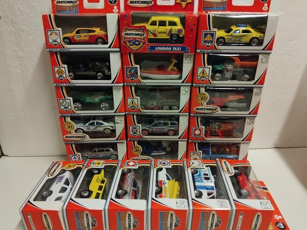 Matchbox new in box 21 stuks jaartal 2000 boxed 3INCH, Hobby en Vrije tijd, Modelauto's | Overige schalen, Ophalen of Verzenden
