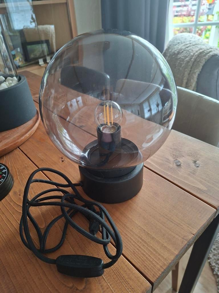 Leuke zwarte tafellamp met rookglas bol., Ophalen of Verzenden, Zo goed als nieuw, Glas, Minder dan 50 cm