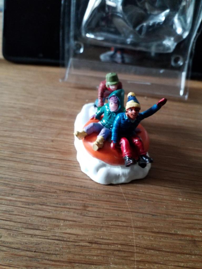 Lemax Tubing Trio #3277 - Kerstdorp Figuur 2023, Ophalen of Verzenden, Nieuw
