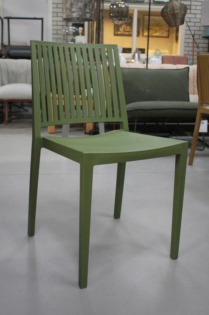 Partij trendy tuinstoelen stapelbaar groen camel terras