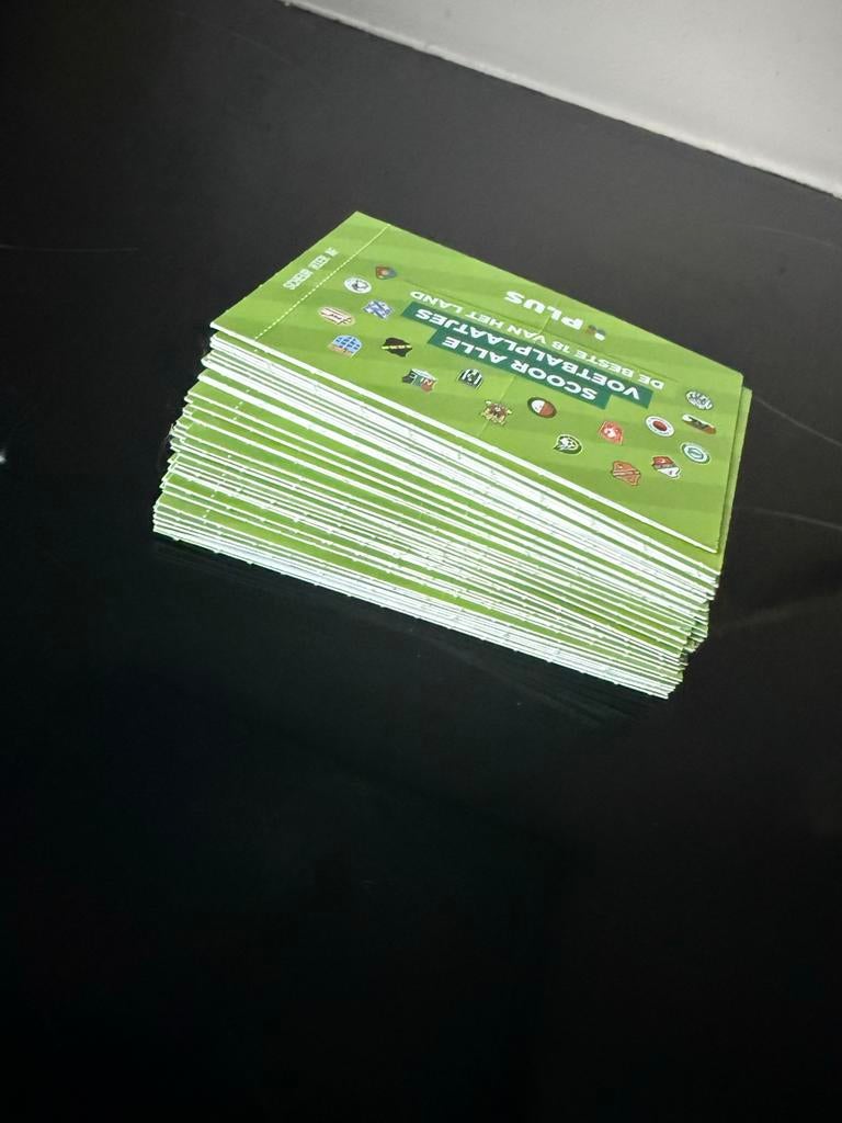 50 gesloten pakketjes Plus voetbalplaatjes (200 plaatjes), Ophalen of Verzenden, Nieuw, Overige binnenlandse clubs, Poster, Plaatje of Sticker