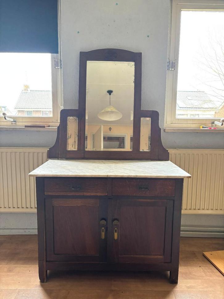 Oude kast met een spiegel en mooi blad, Antiek en Kunst, Antiek | Overige Antiek, Ophalen of Verzenden