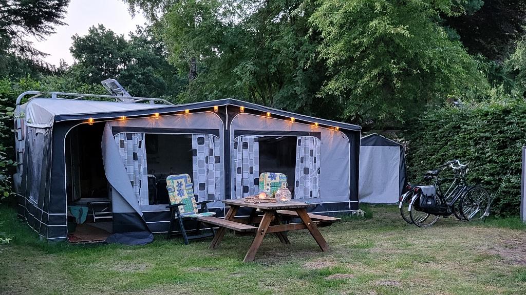 Knaus Sudwind caravan FSK 550 met stapelbed, Caravans en Kamperen, Rondzit, Particulier, Kachel, 5 tot 6 meter