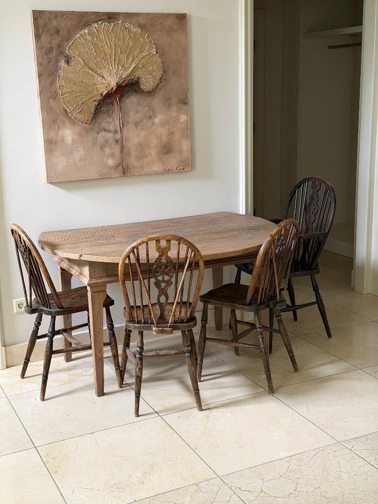 Ronde houten tafel met 6 stuks Windsor stoelen., Ophalen