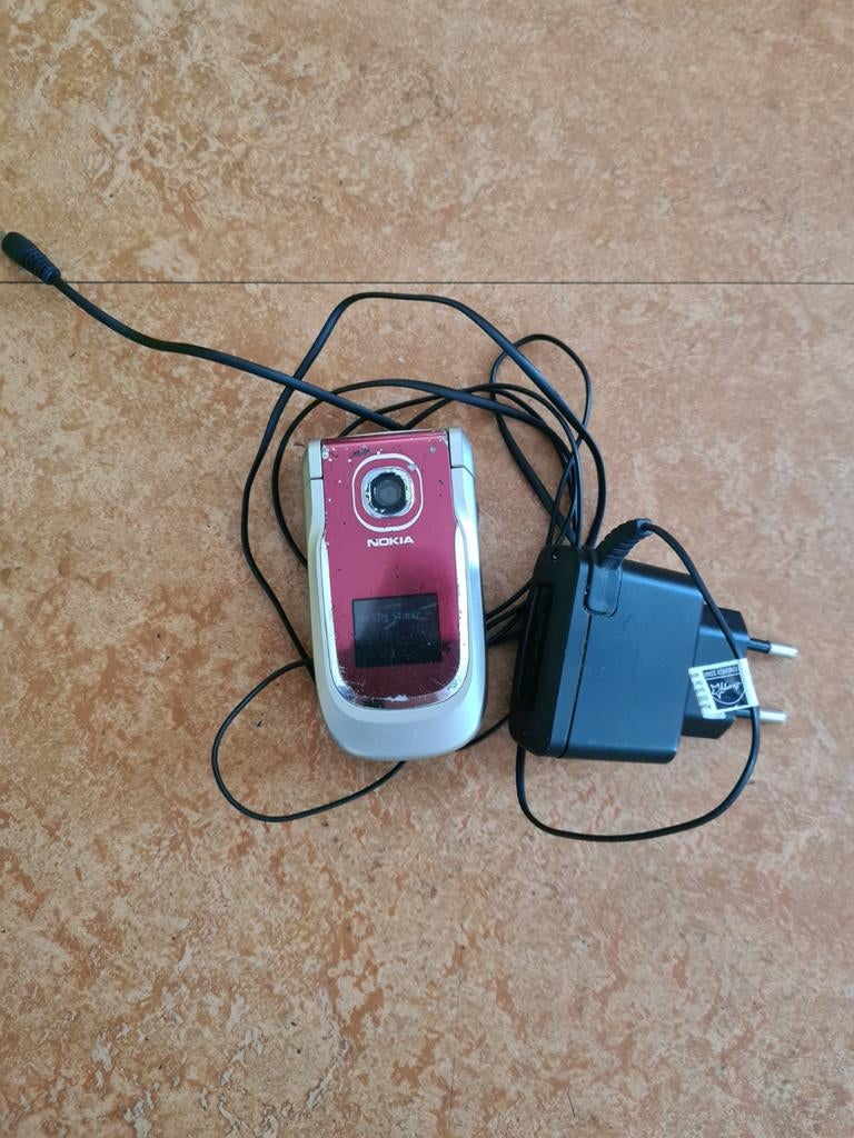 Nokia klaptelefoon met oplader, Telecommunicatie, Mobiele telefoons | Nokia, Fysiek toetsenbord, Ophalen of Verzenden