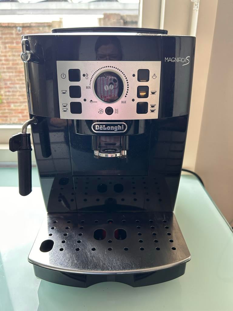 DeLonghi Magnifica S volautomatische bonen koffiemachine, Witgoed en Apparatuur, Koffiezetapparaten, Afneembaar waterreservoir