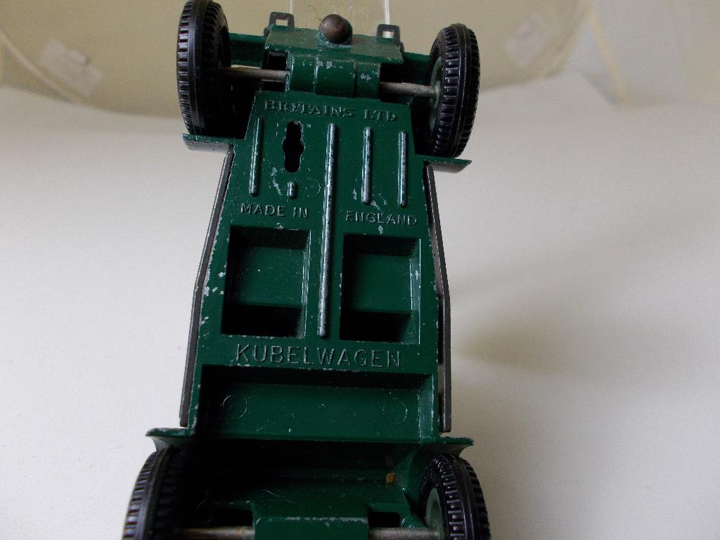 1975 Britains Ltd. 9783 GERMAN KUBELWAGEN + 2 SOLDIERS! (-A), Ophalen of Verzenden, Zo goed als nieuw, Auto, Britains