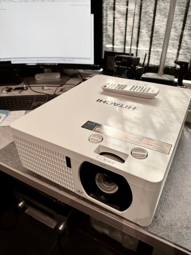 Hitachi LP-WU6500 laser beamer 5000 ansi lumen ( defect ), Audio, Tv en Foto, Beamers, Ophalen of Verzenden, Niet werkend, DLP