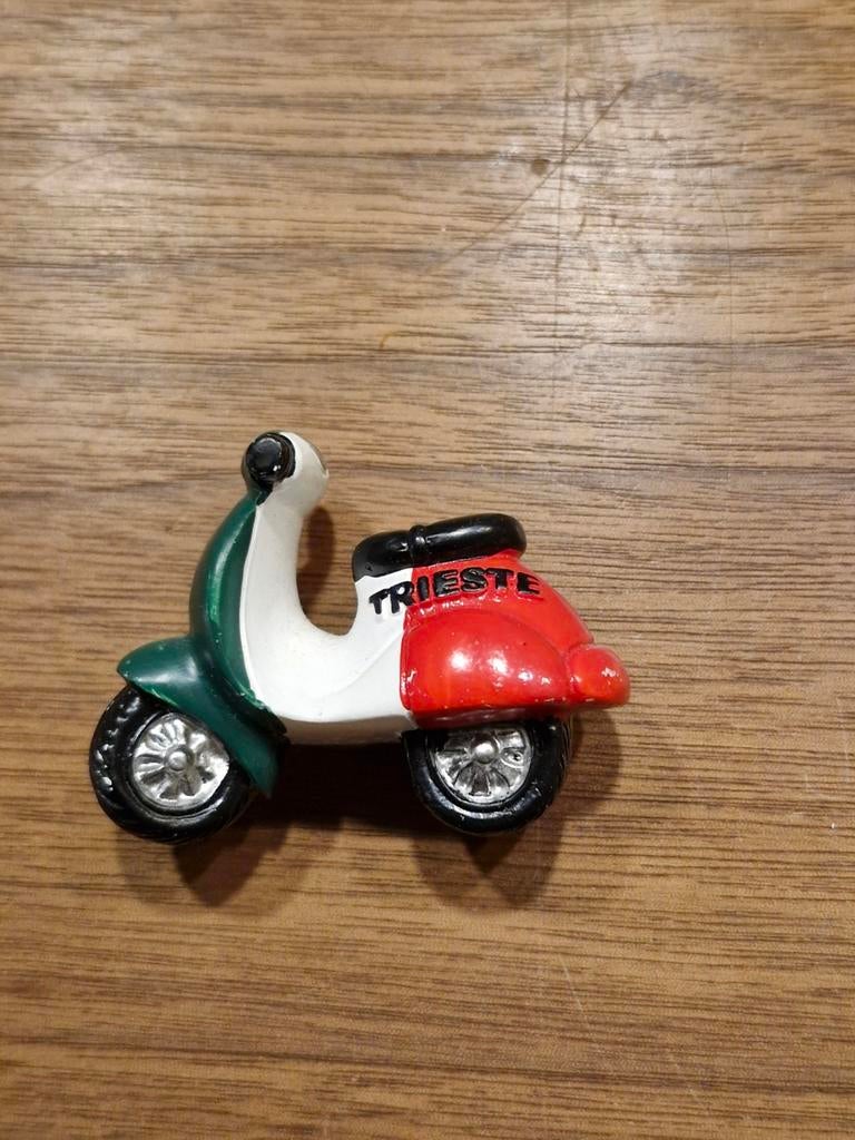 170 Koelkastmagneet Scooter miniatuur Trieste, Ophalen of Verzenden