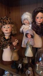 Groepje poppen hoeden standaard, Ophalen of Verzenden, Pop