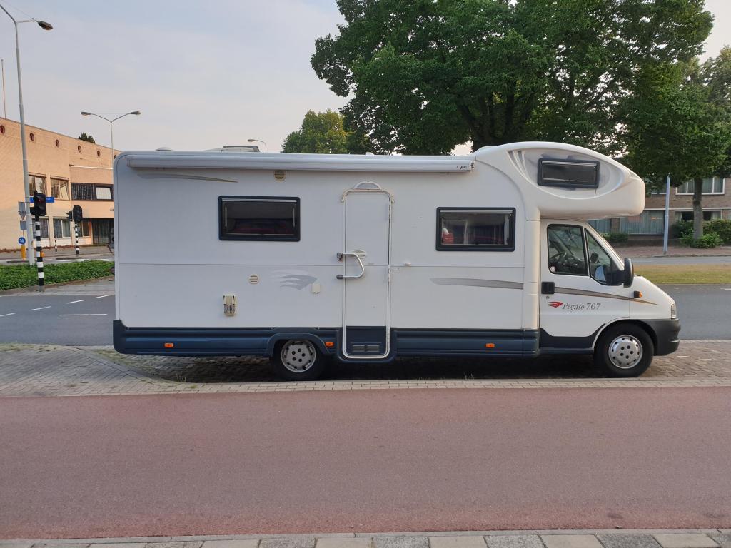 Roller Team Garage Pegaso 707 (1039419), Caravans en Kamperen, Overige merken, Chemisch toilet, Alkoof, Ringverwarming