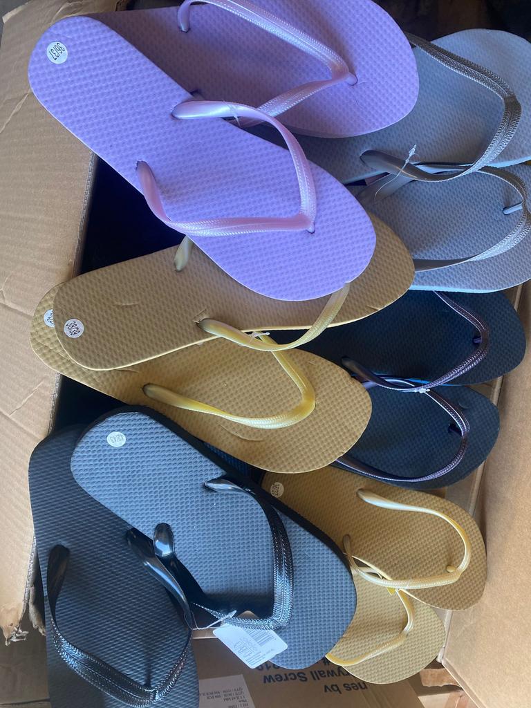 Partij van 100 paar slippers in diverse kleuren en maten, Ophalen of Verzenden, Nieuw, Overige kleuren, Slippers