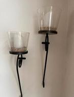 2 metalen wandkandelaars met glazen vazen, Ophalen of Verzenden, Metaal, 50 tot 75 cm