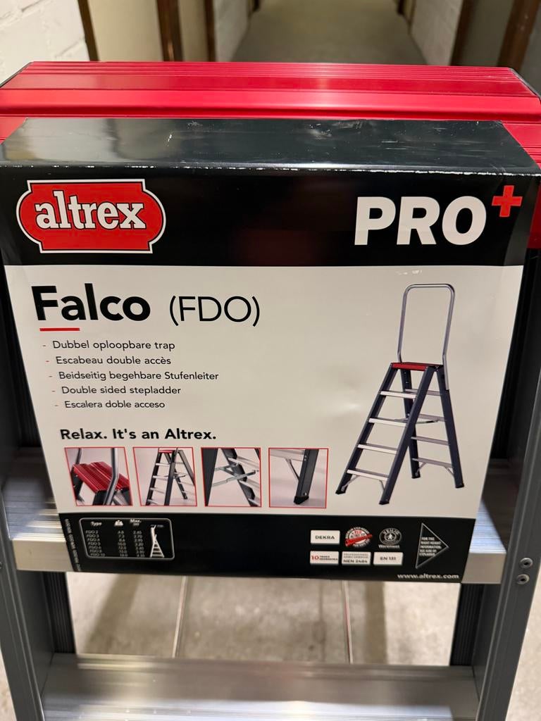 Nieuwe Altrex Falco dubbel oploopbare trap, 4 treden, Doe-het-zelf en Verbouw, Ladders en Trappen, Ophalen, Nieuw, Trap, 2 tot 4 meter