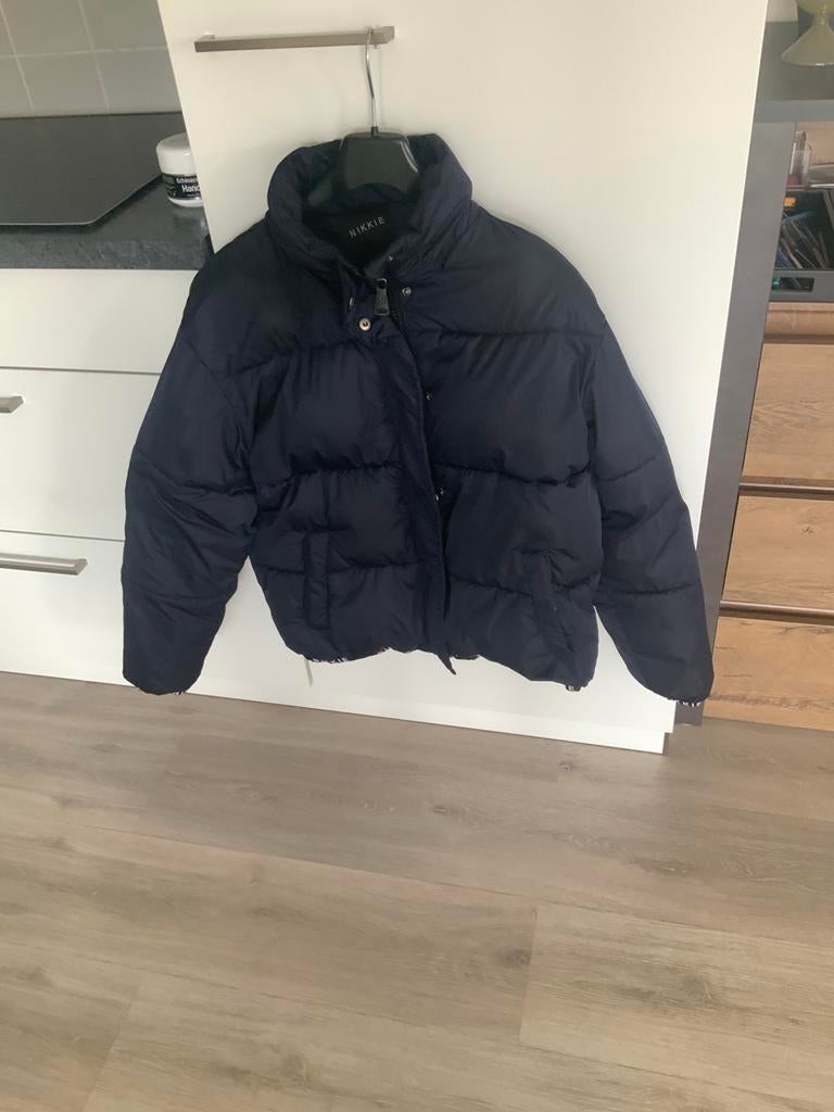 Donkerblauw jack mt 40 van NIKKIE leuk prijsje, Kleding | Dames, Jassen | Winter, Ophalen of Verzenden, Gedragen, Maat 38/40 (M)