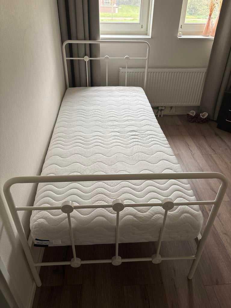 Wit eenpersoonsbed met matras en lattenbodem, Ophalen, Gebruikt, 90 cm, Eenpersoons