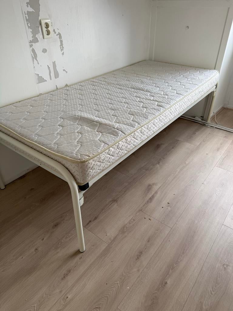 Gloednieuw logeerbed met spiraal onderstel, Huis en Inrichting, Ophalen, 90 cm, Eenpersoons, Wit