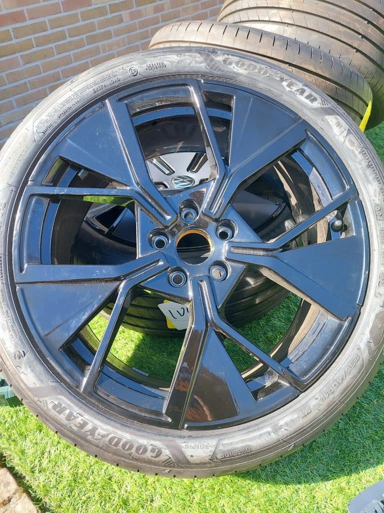 Volkswagen passat gte r line 19 inch York b9 b8 5x112 leeds, Auto-onderdelen, Banden en Velgen, 235 mm, Personenwagen, Zomerbanden