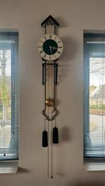 Goed lopende wandklok met slinger en gewichten, Antiek en Kunst, Antiek | Klokken, Ophalen
