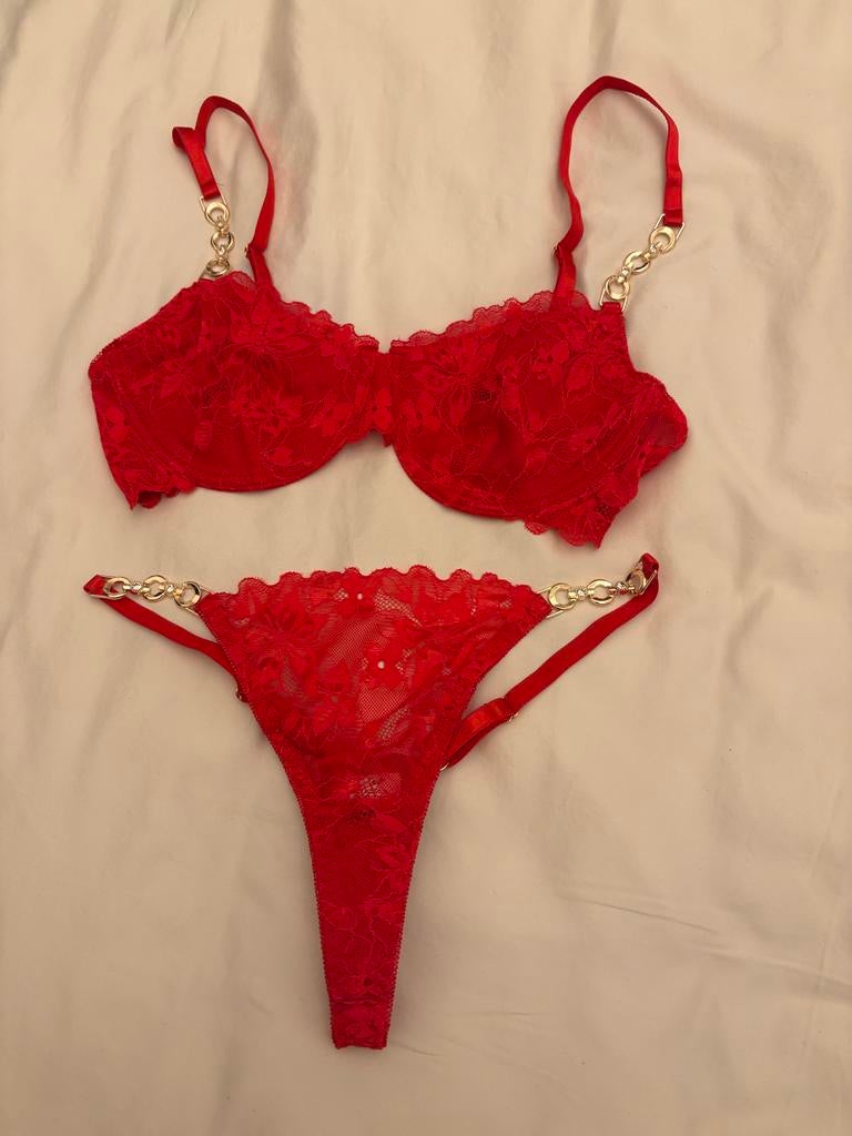 Rood Kanten Lingeriesetje - BH en String - Maat S, Kleding | Dames, Ophalen of Verzenden, Rood, Setje
