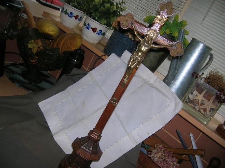 oud houten kruisbeeld op standaard crucifix, Antiek en Kunst, Antiek | Religie, Ophalen of Verzenden