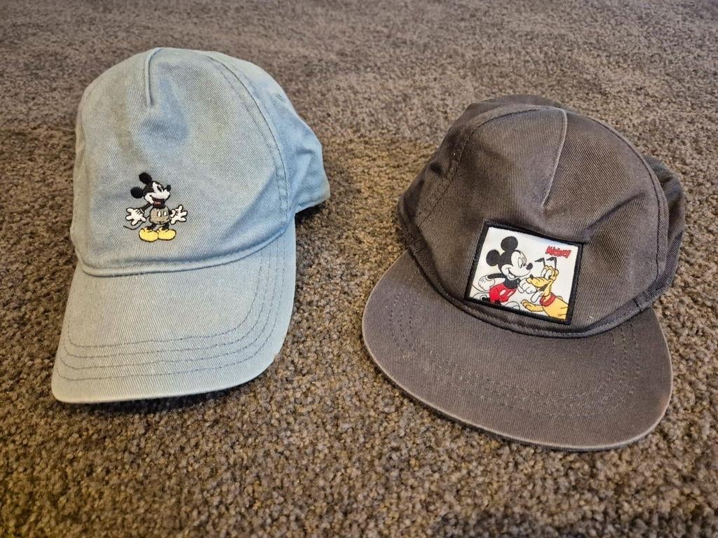 Twee leuke Mickey Mouse petjes - 6 maanden tot 2 jaar, Disney, Gebruikt, Jongetje of Meisje, Ophalen of Verzenden
