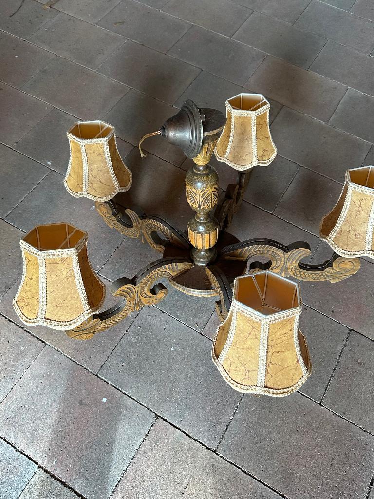 Houten kroonluchter met varkensblaas kapjes, Ophalen, Gebruikt, Hout