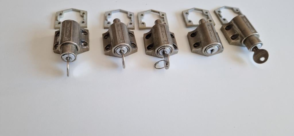 NEMEF SKG** raamsluiters met sleutel - 5 stuks, Ophalen of Verzenden, Gebruikt, IJzer, Schuif of Grendel