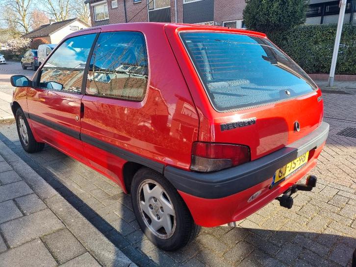 Oldtimer, Auto's, Oldtimers, Particulier, Radio, Trekhaak, Peugeot, Benzine, Hatchback, Handgeschakeld, Rood, Grijs, Stof, Voorwielaandrijving