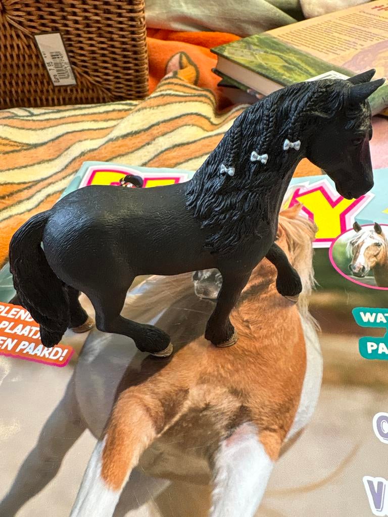 Schleich Friese paard met witte strikjes, Ophalen of Verzenden, Gebruikt