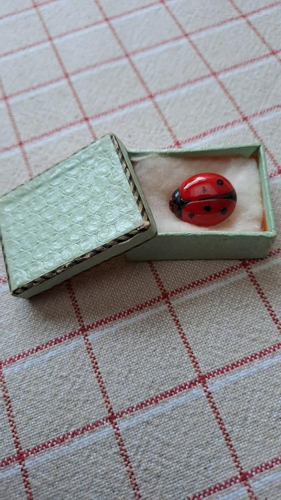 BROCHE Lieveheersbeestje van glas antiek en met doosje, Verzenden