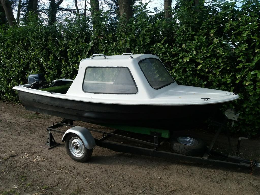 Boot met trailer en motor / met lossen onderdelen erbij, Watersport en Boten, Ophalen of Verzenden, Gebruikt, Motor en Techniek