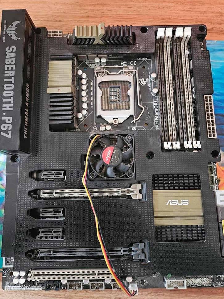 ASUS SABERTOOTH P67 Moederbord - Werking Onbekend, Computers en Software, Moederborden, Niet werkend, Intel, DDR3, Ophalen of Verzenden