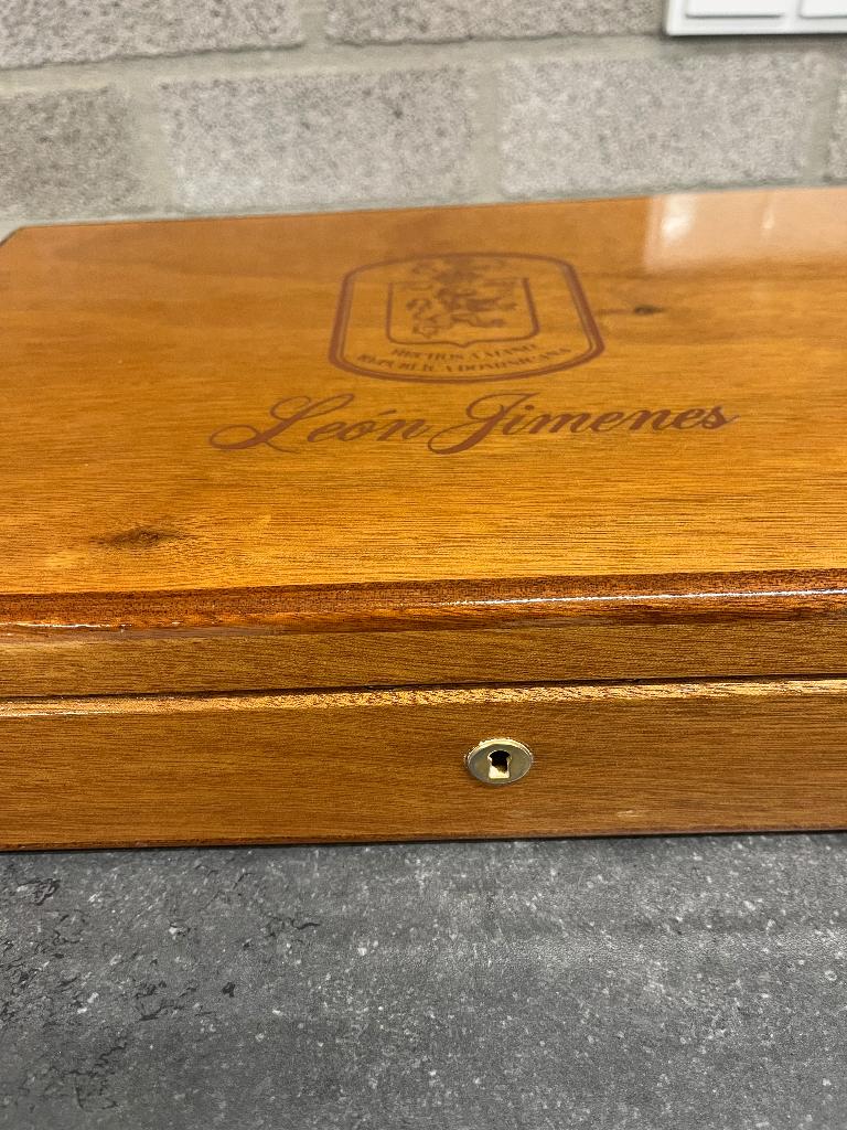 Leon Jimenes humidor, Verzamelen, Rookartikelen, Aanstekers en Luciferdoosjes, Ophalen, Gebruikt, Overige typen