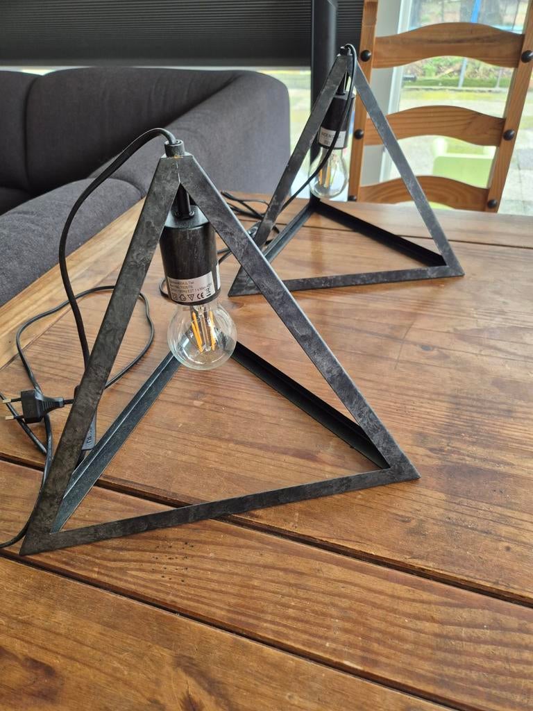 Driehoek lamp ijzer 34.5 cm zijkanten 28cm hoog met lampen, Huis en Inrichting, Lampen | Hanglampen, Ophalen of Verzenden, Minder dan 50 cm