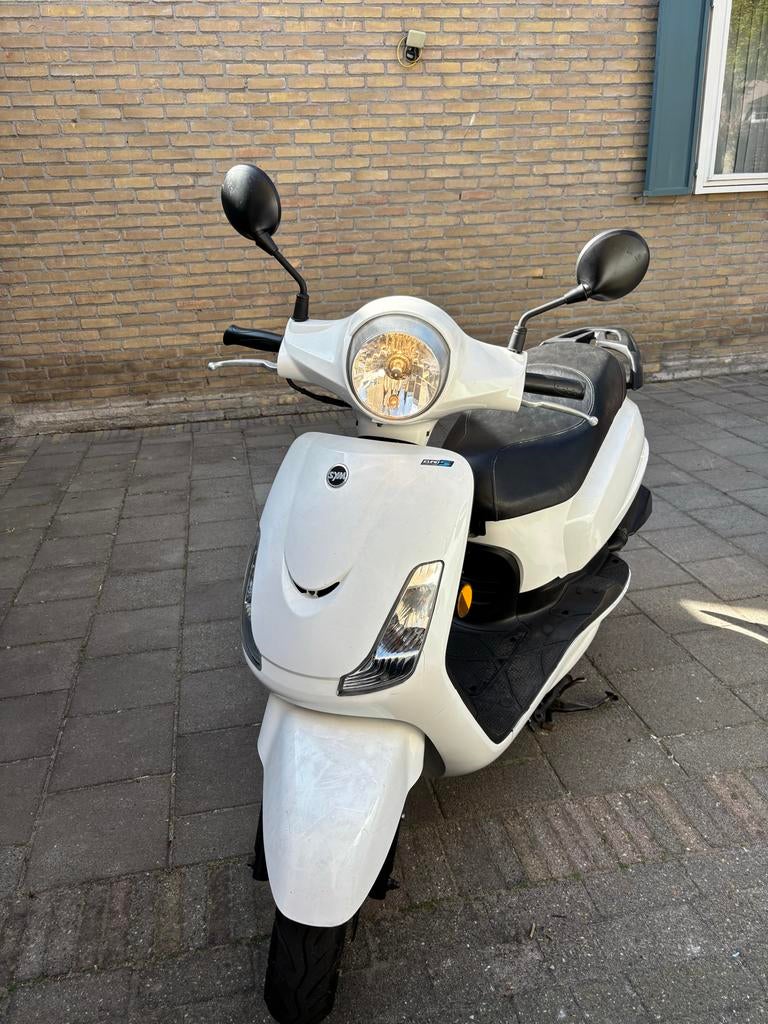 Sym Mio Scooter - Wit, Goed Onderhouden, Fietsen en Brommers, Scooters | SYM, Gebruikt, Maximaal 45 km/u, Benzine, Ophalen