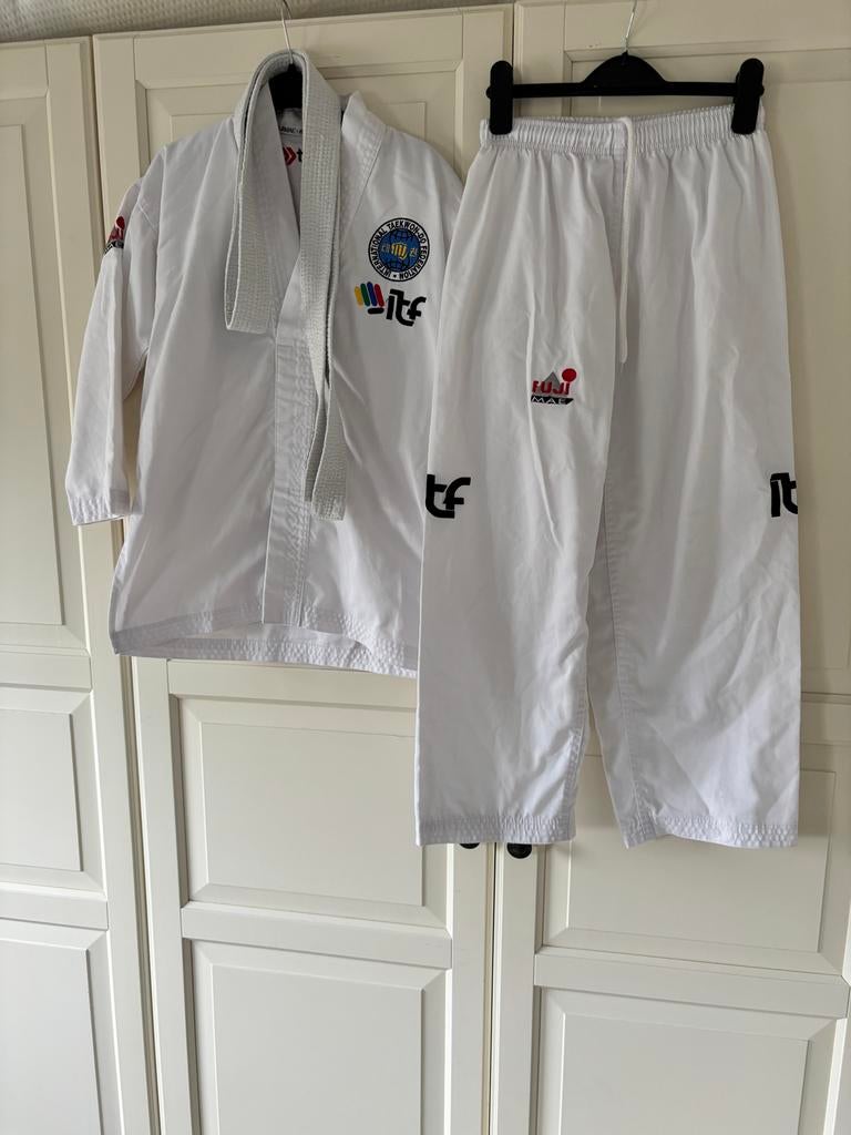 Taekwondo pak 140, Sport en Fitness, Vechtsporten en Zelfverdediging, Taekwondo, Vechtsportpak, Ophalen of Verzenden, Zo goed als nieuw